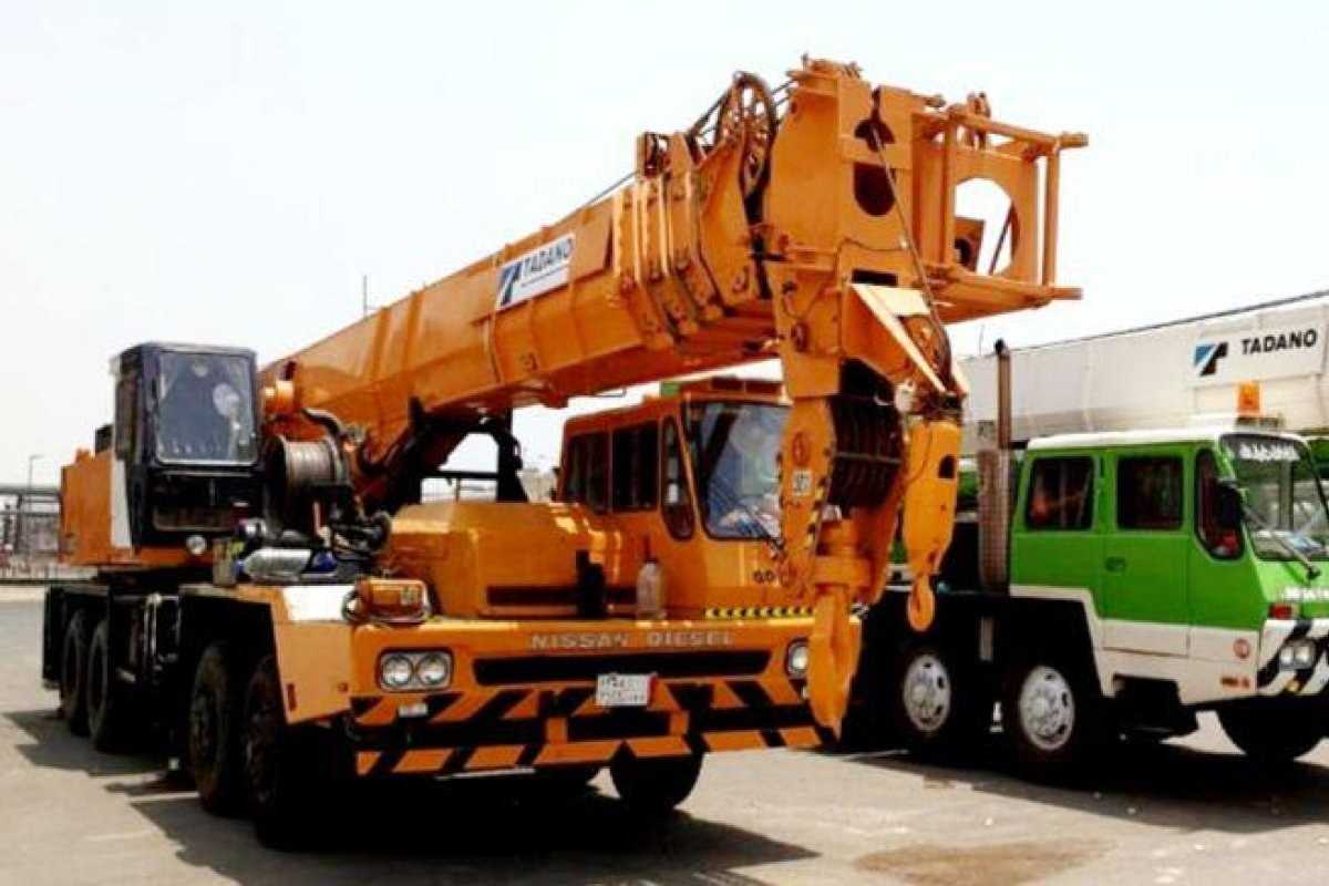 یارڈ میں نارنجی اور سبز کرینیں