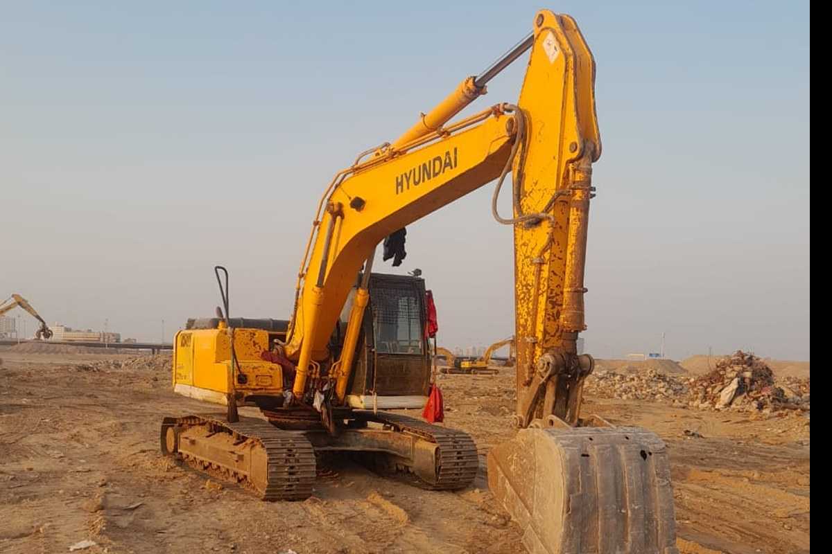 تعمیراتی سائٹ پر کام کرتا ایکسکیویٹر