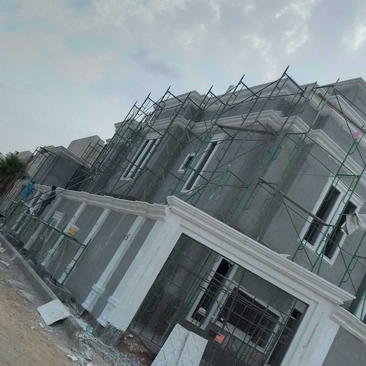 مبنى بواجهة رمادية قيد التشطيب