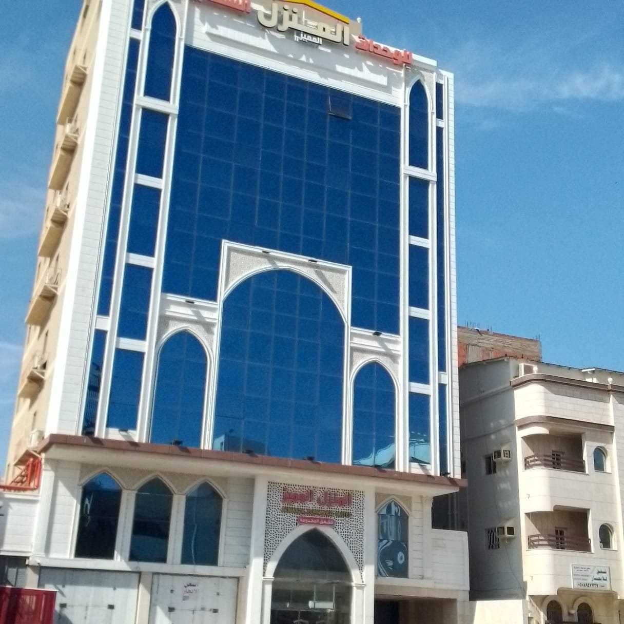 برج بواجهة زجاجية زرقاء وإطارات بيضاء