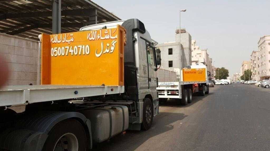 شاحنة سطحة تابعة للشركة تحمل رقم التواصل