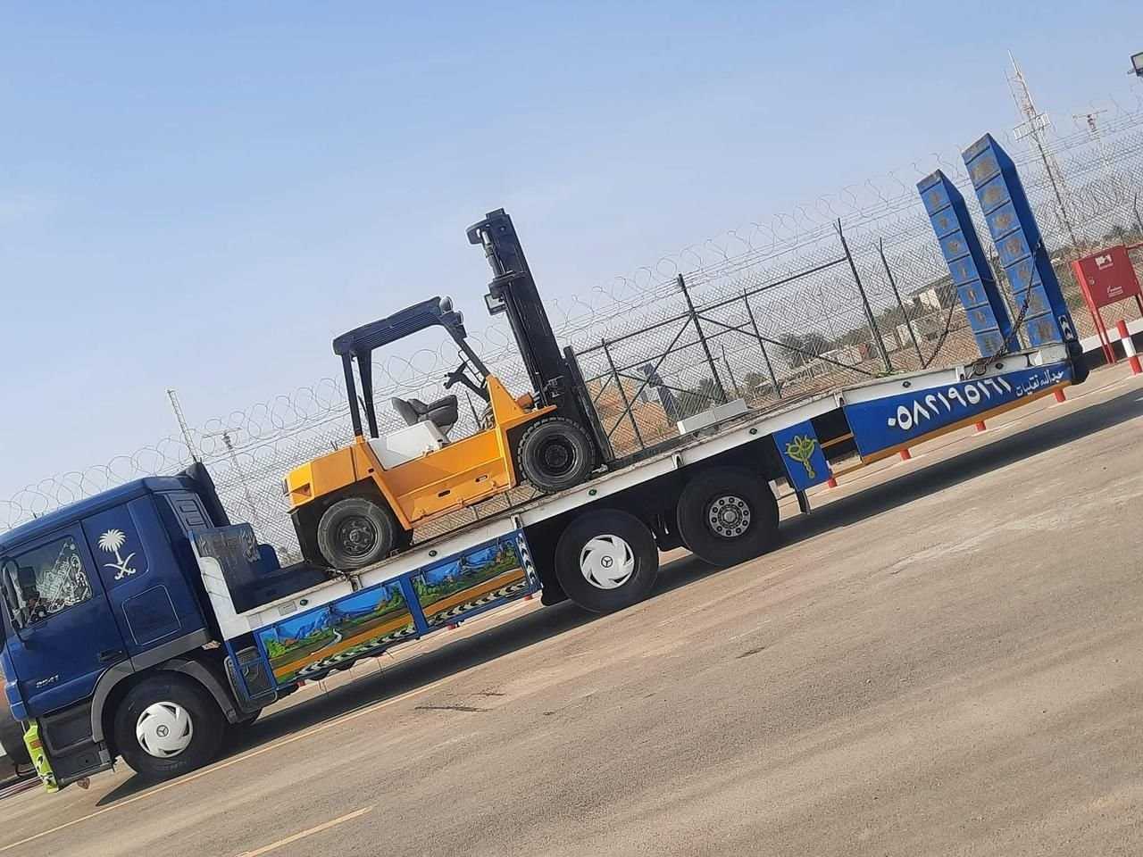 فلیٹ بیڈ ٹرک پر لدی فورک لفٹ