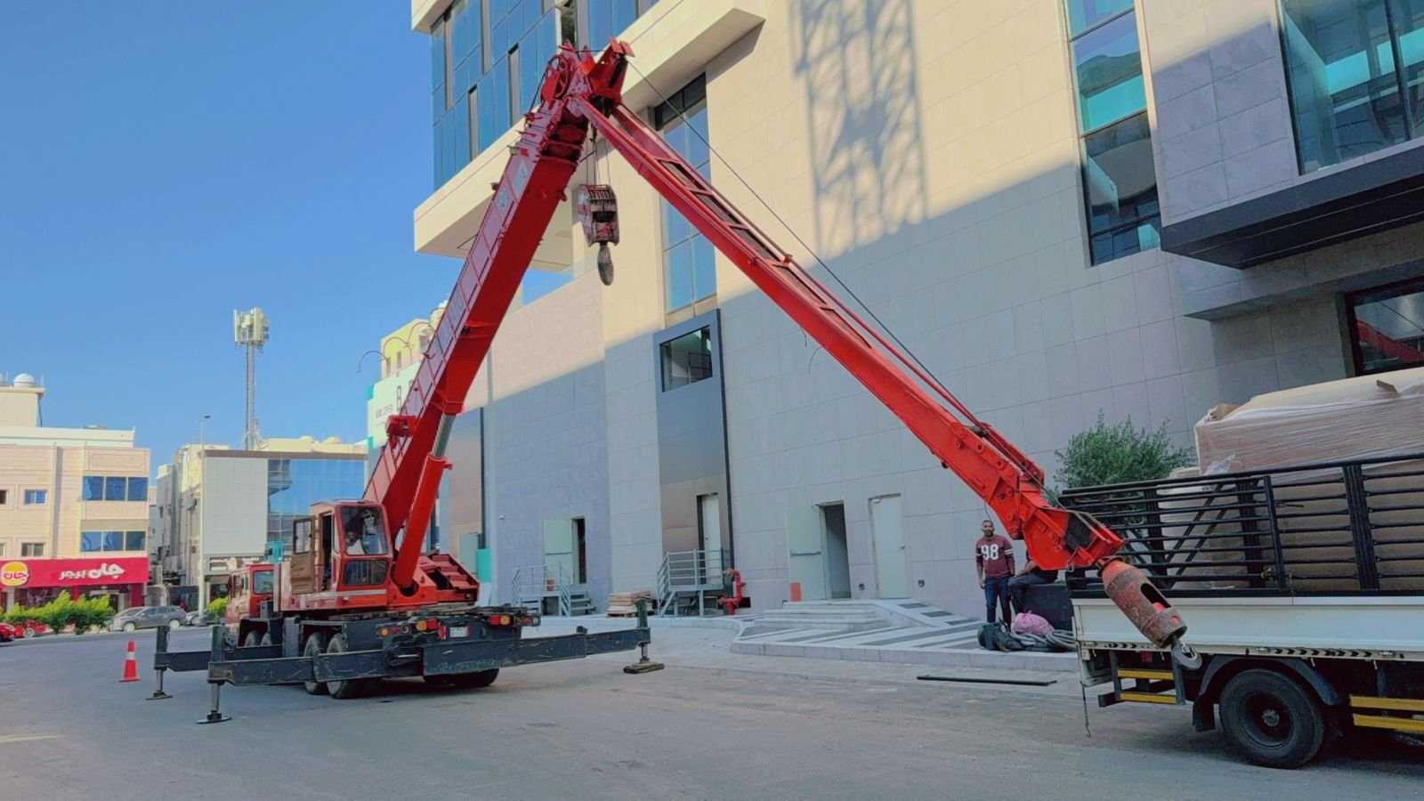 عمارت کے پاس پھیلی ہوئی سرخ بوم لفٹ
