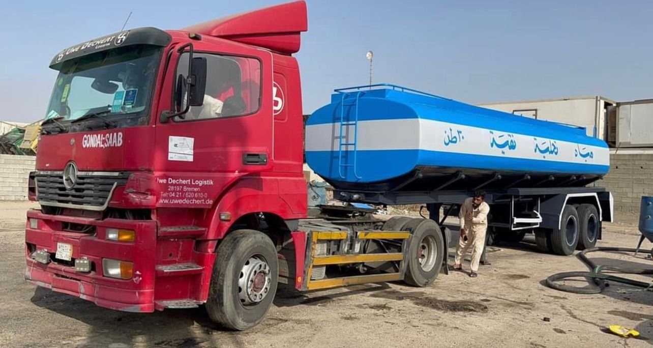 وايت ماء أزرق وأبيض على شاحنة حمراء